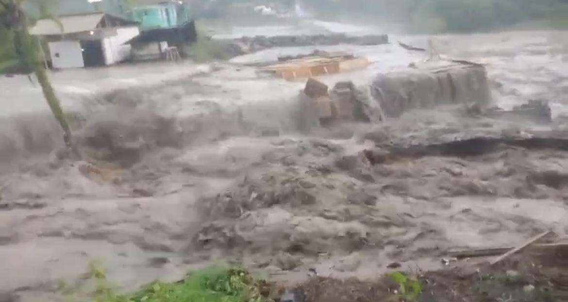 Kondisi jembatan di Desa Gondoruso, Kecamatan Candipuro jebol diterjang banjir lahar dingin.(ISTIMEWA)