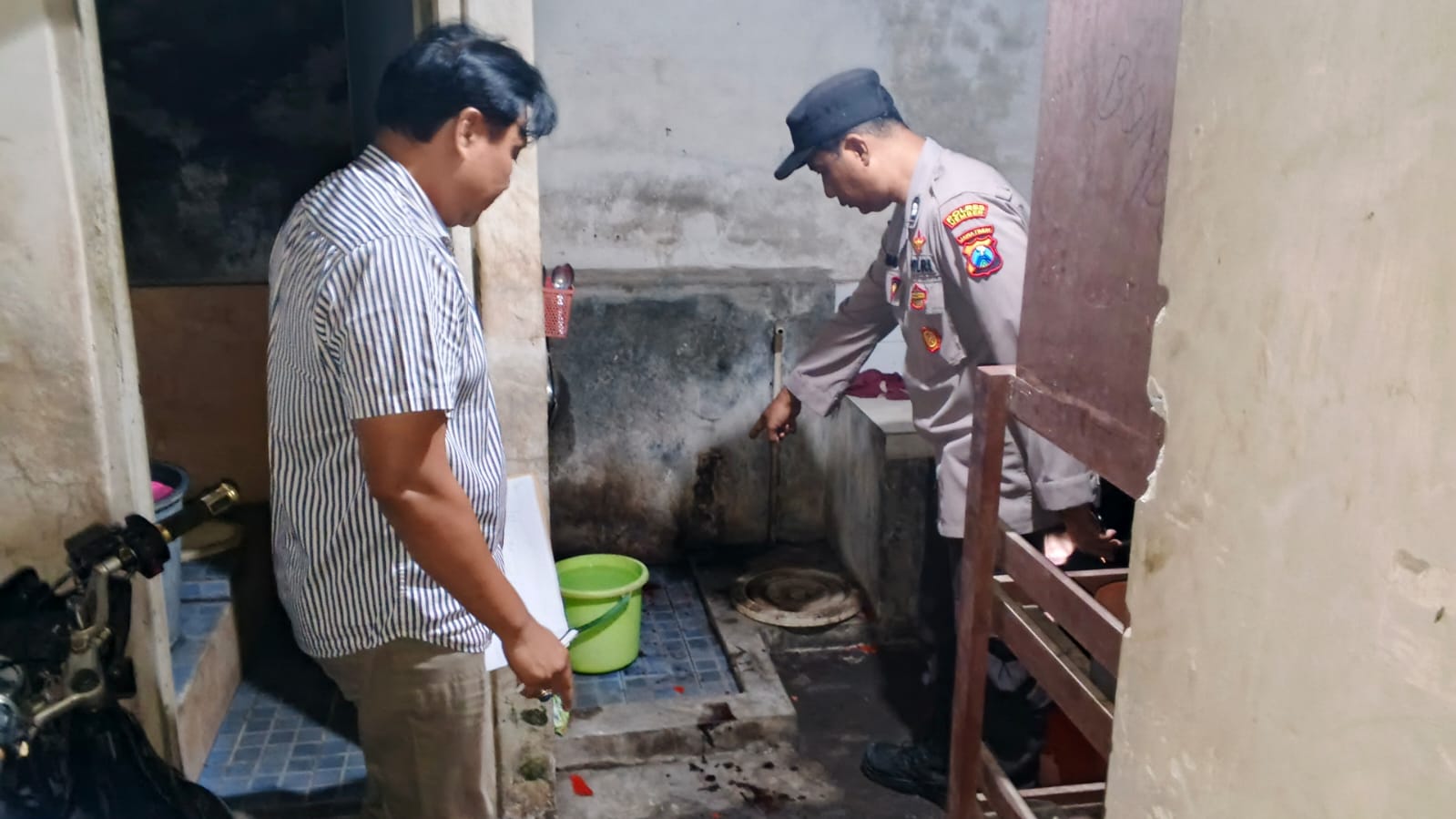 LOKASI PERTAMA: Kondisi lokasi pertama saat korban dianiaya didapur rumah tersangka. (JUMAI/RJ)