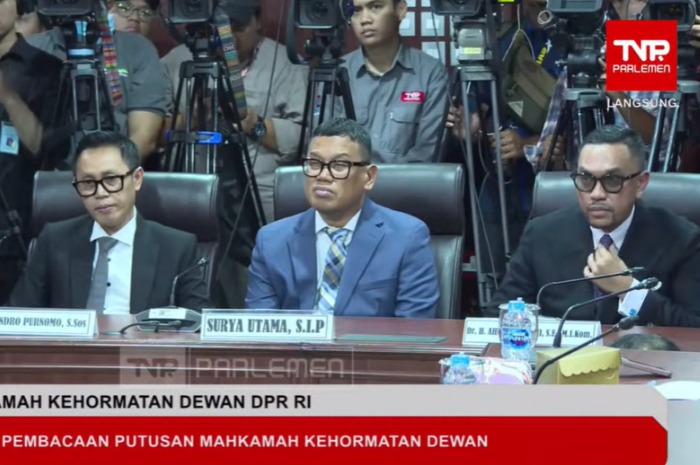 Menyoroti hasil putusan sidang MKD yang menjerat pejabat nonaktif DPR RI, dari Ahmad Sahroni hingga Adies Kadir. (YouTube.com / DPR RI)
