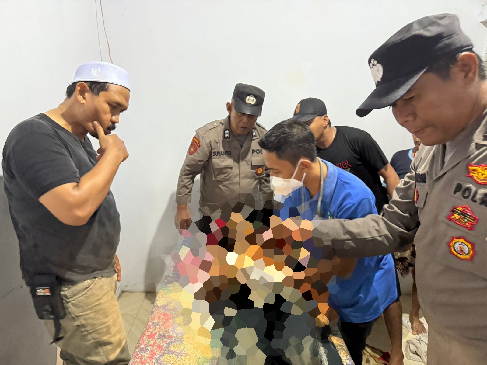 TERSENGAT LISTRIK: Petugas nakes dari Puskesmas Kasiyan bersama anggota Polsek Puger saat mengecek tubuh Na