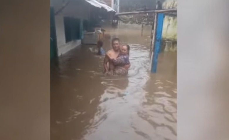 Hujan deras terjadi di sejumlah wilayah Jember barat mengakibatkan banjir di sejumlah titik, salah satunya di Dusun Rowo Tapen, Desa Tanggul Wetan, Tanggul, Senin (3/11). (Tangkapan layar video warga)