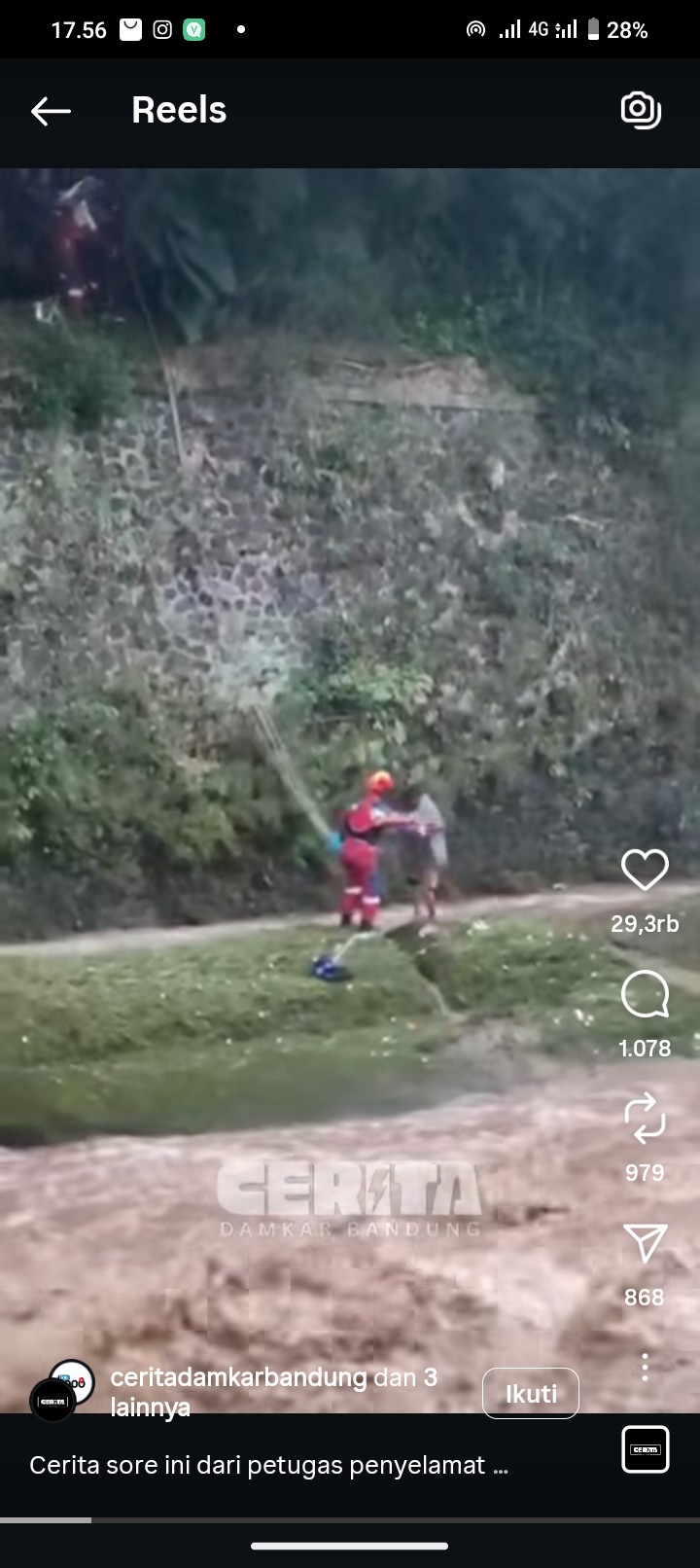 Seorang ODGJ yang diselamatkan oleh Damkar usai terjebak di aliran sungai. (Dok Instagram cerita damkar bandung)