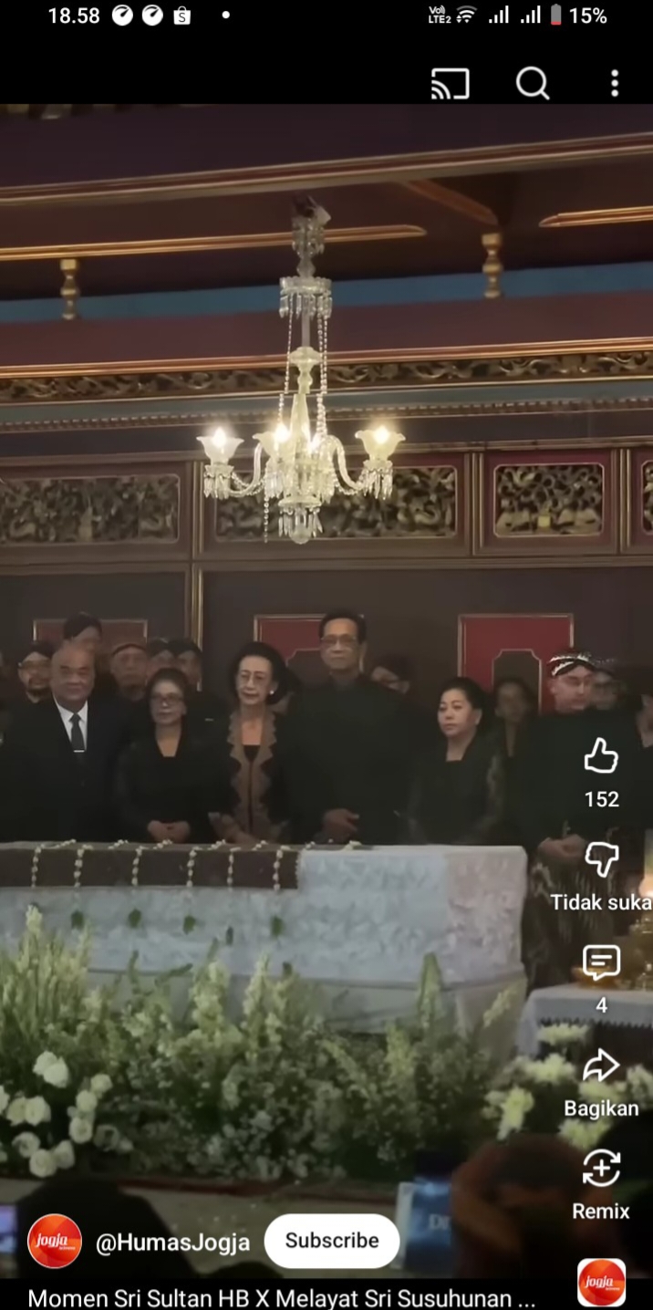 Sri Sultan Hamengku Buwana X dan keluarga saat melayat ke keraton Surakarta. ( Dok. Tangkapan layar akun youtube Humas Jogja)