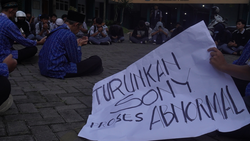 Siswa sempat demo terkait kepala sekolahnya (Foto Sidkin Ali)