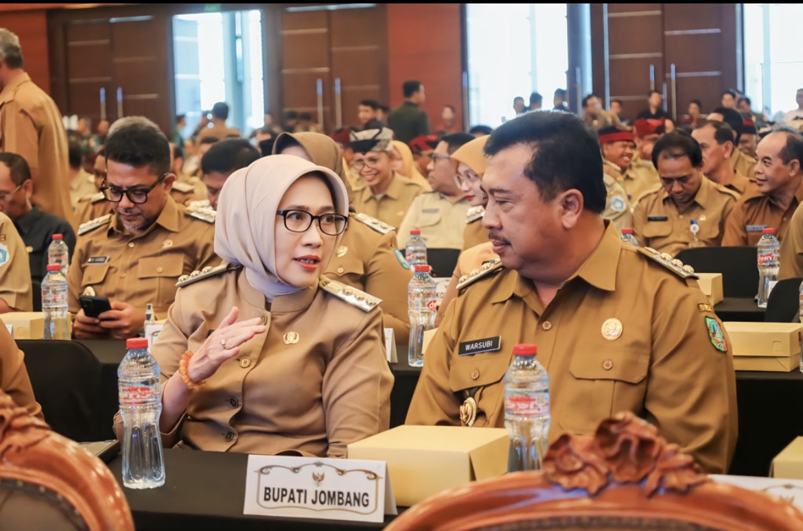 DISKUSI: Bupati Lumajang Indah Amperawati saat menghadiri rapat koordinasi Forkopimda Provinsi, kemarin.(KOMINFO FOR RAME)