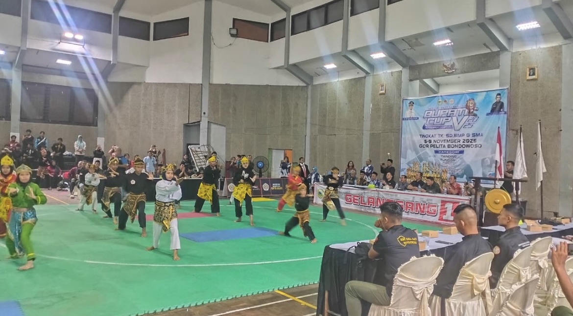 BERKUMPUL: Sejumlah pesilat saat berkumpul untuk mengikuti kompetisi, di Gor Pelita, kemarin (5/11).(FAQIH HUMAINI/RADAR IJEN)