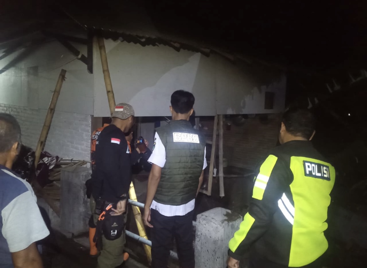 HANCUR: Petugas BPBD Bondowoso melihat secara langsung rumah warga yang terdampak tanah longsor.(BPBD BONDOWOSO FOR RAME)