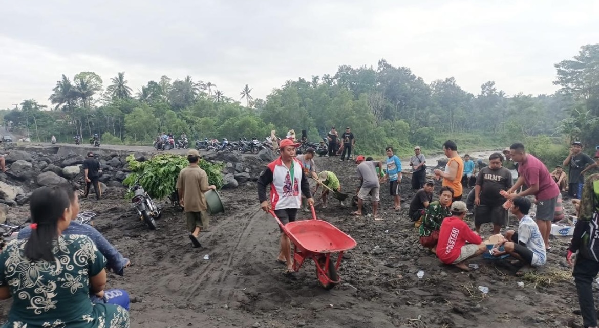 KERJA BAKTI: Warga Lumajang saat gotong-royong membuat tanggul penahan air kali regoyo, kemarin.(ADE APRYANIS/RAME)