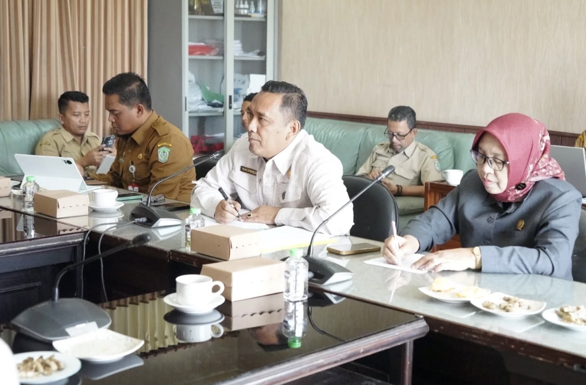 PANGGIL: Ketua Komisi D DPRD Lumajang Supratman saat memanggil sejumlah perwakilan sekolah yang diduga melakukan penyelewengan dana PIP.(ATIEQSON MAR IQBAL/RAME)