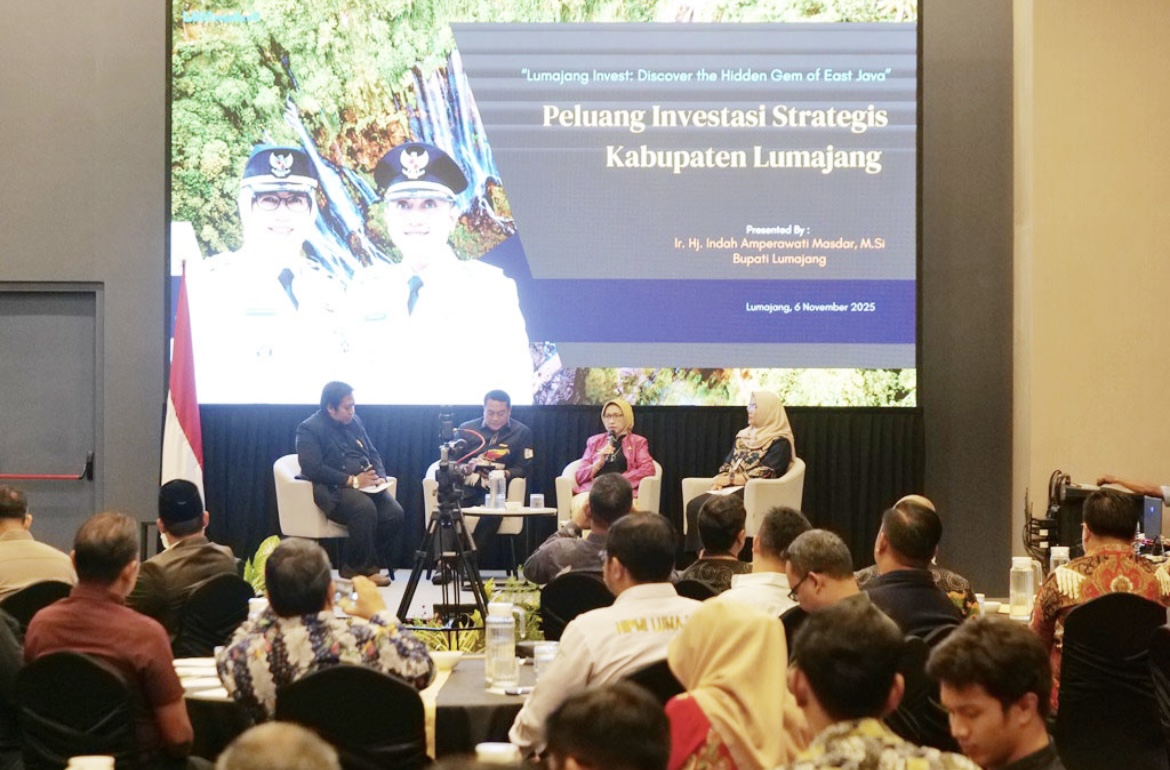 SAMPAIKAN: Bupati Lumajang Indah Amperawati saat menyampaikan paparan terkait berbagai potensi unggulan Lumajang, kemarin.(ATIEQSON MAR IQBAL/RAME)