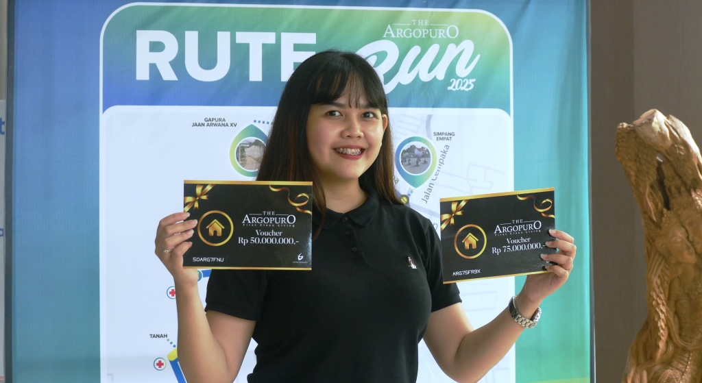 SIAPA YANG AKAN DAPAT: Pegawai gunung batu property, alvi octa alexandra menunjukkan voucher rumah Rp 485 juta hadiah event The Argopuro Run. (Foto: SIDKIN/RADAR JEMBER)