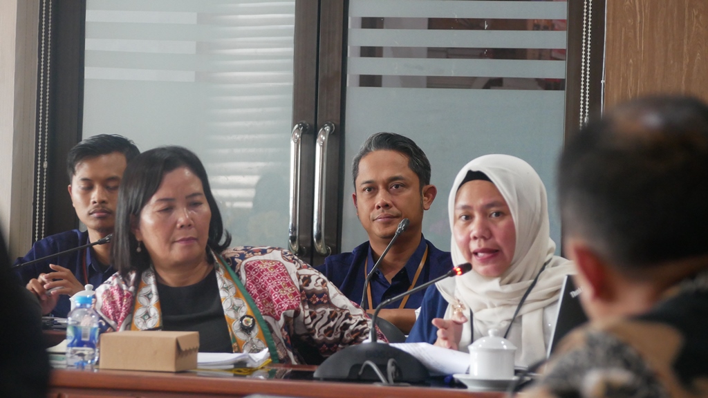 SIDKIN ALI/RADAR JEMBER  TEGAS: Kepala BPJS Kesehatan Yessy Novita (kanan) memberi penjelasan mengenai klaim anggaran JKN. Sementara Sekdin Dinkes Jember Ni Ketut menyimak bersama para pejabat lain.