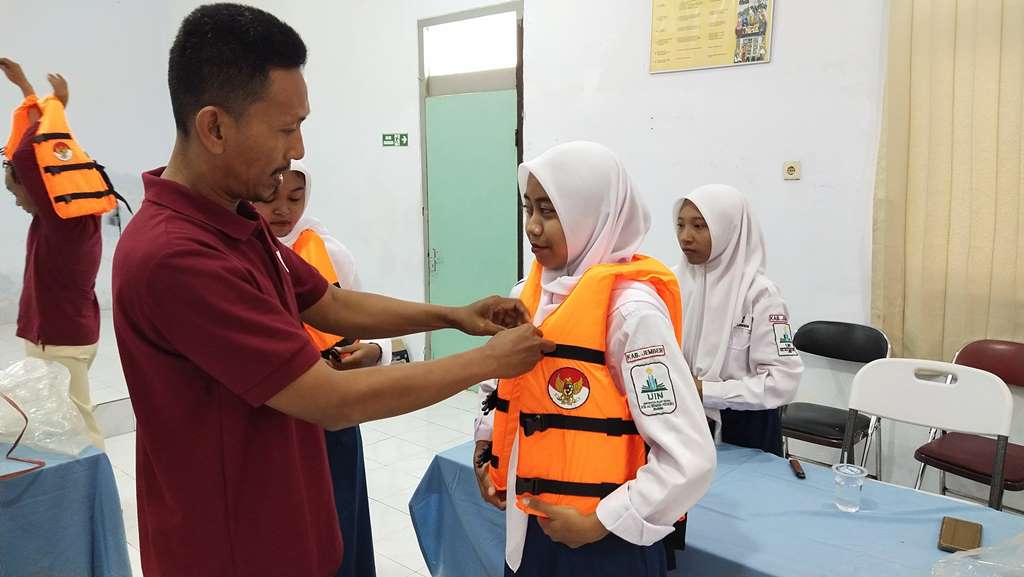 SIMBOLIS: PMI Jember menyerahkan bantuan pelampung kepada KSR PMI unit kampus, kemarin. (Foto: PMI JEMBER)