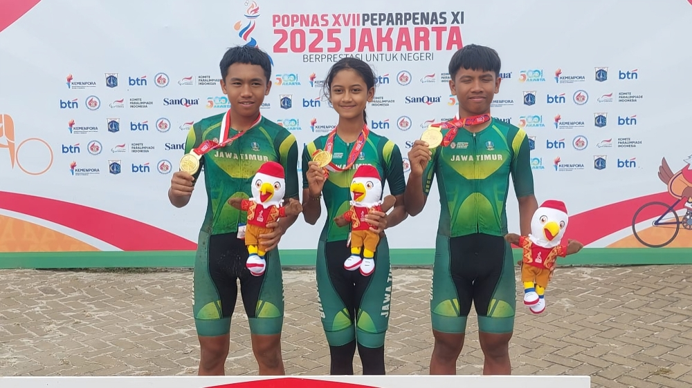 KEREN: Atlet balap sepeda Jatim, Melinda Aprilia (tengah) bersama teman-temannya berhasil mengamankan satu medali emas Popnas. (Foto: ARIES BAWONO)