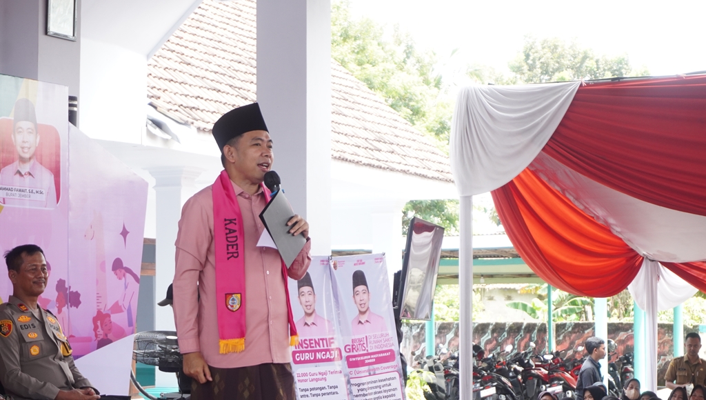 Bupati Jember, Muhammad Fawait memberi penjelasan tentang UHC.&nbsp; (MAULANA/RADAR JEMBER)