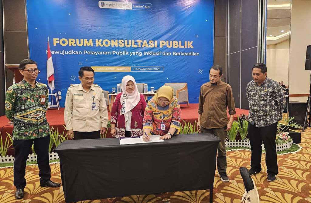 MAKIN TERBUKA: Penandatanganan berita acara forum komunikasi publik oleh para stakeholder yang digelar oleh Biro Organisasi Sekretariat Daerah Provinsi Jawa Timur di Hall Aston Jember (Pemprov Jatim)