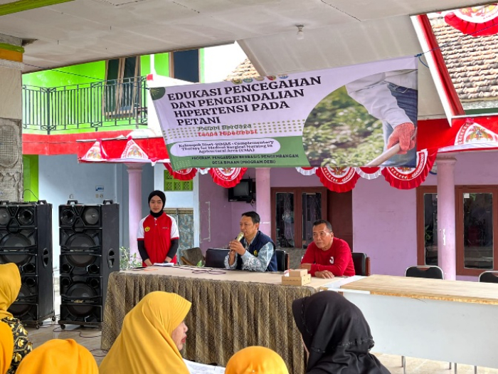 Ketua tim pengabdian, Mashuri dosen D3 Keperawatan F. Kep. UNEJ, bersama Dwi Evita Sari PJ Promkes dan Shania N.I. PJ Gizi Puskesmas Gumukmas,  memberikan edukasi kepada petani Desa Kepanjen.