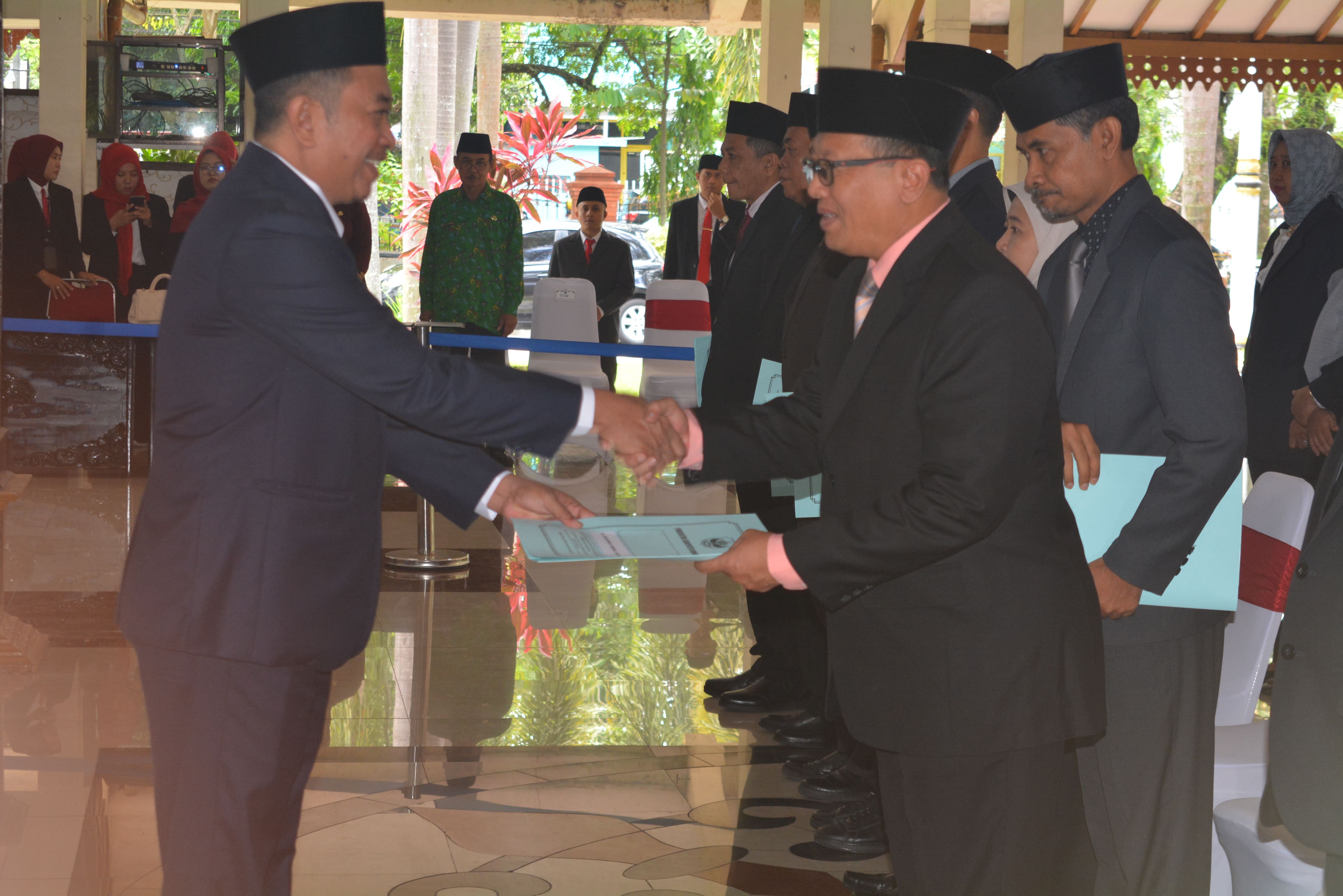 SIMBOLIS: Bupati Bondowoso (kiri) memberikan secara simbolis SK pelantikan kepada dr. Mohammad Imron yang kini menjabat sebagai Kepala Dinas P3AKB Bondowoso di Pendapa Bupati kemarin.