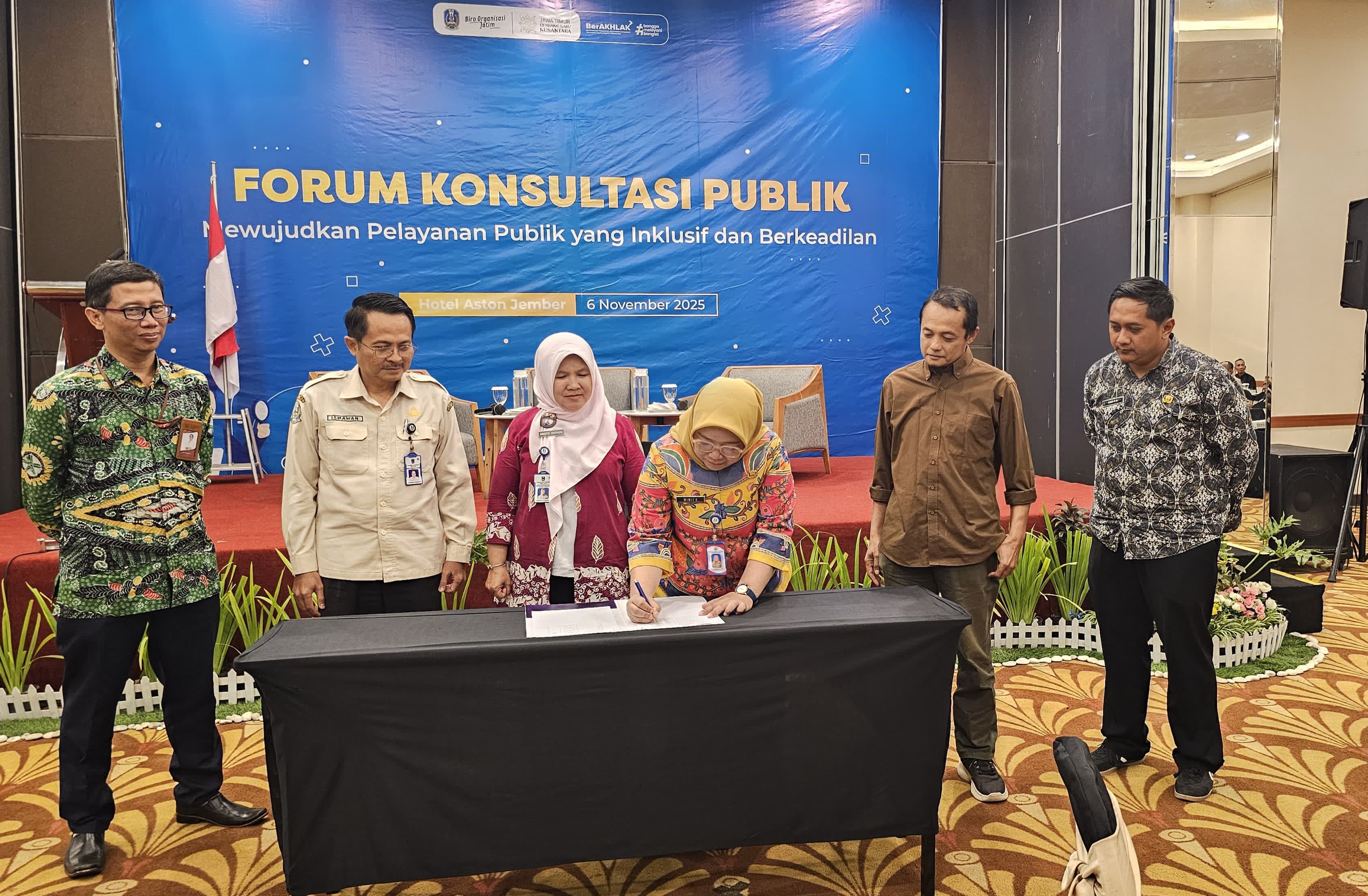 MAKIN TERBUKA : Penandatanganan berita acara forum komunikasi publik oleh para stakeholder yang digelar oleh Biro Organisasi Sekretariat Daerah Provinsi Jawa Timur di Hall Aston Jember