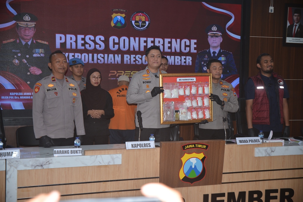 SIGAP: Jajaran Polres Jember menunjukan BB SS dengan berat nyaris 1 Kg yang diamankan dari tangan Wiwit Rianto, di hotel yang ada di jalan Pajajaran, Kecamatan Sumbersari. (M ADHI SURYA/RADAR JEMBER)