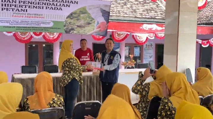 Tim pengabdian menyerahkan buklet edukasi pencegahan hipertensi, resep olahan semangka, tensimeter, dan alat ukur GCU kepada kader posyandu untuk keberlanjutan pemantauan kesehatan petani.