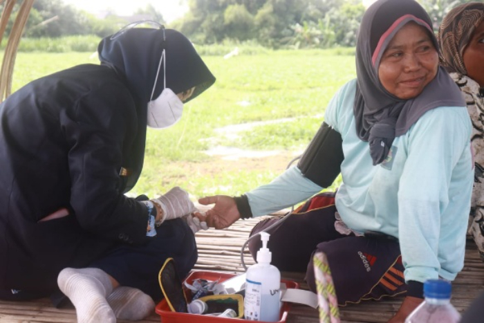 Mahasiswa, kader kesehatan desa, serta kelompok tani Desa Kepanjen Kecamatan Gumukmas berkolaborasi dalam pelaksanaan survei kesehatan dan pendampingan masyarakat petani di Desa Kepanjen.