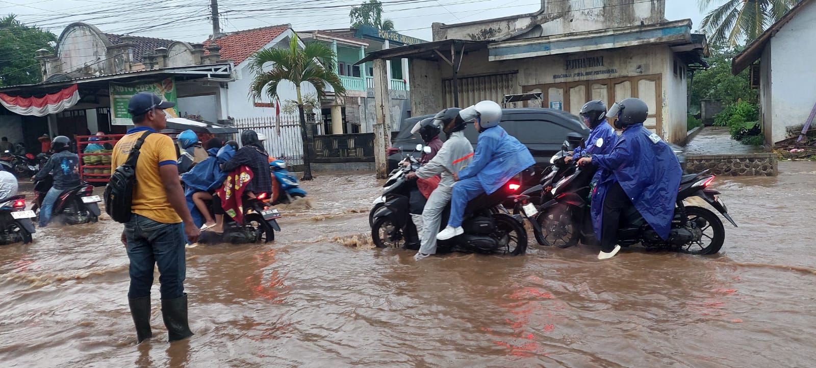 GENANGI JALAN NASIONAL: Genangan air akibat hujan deras mengakibatkan jalan nasional jurusan Jember- Surabaya banjir