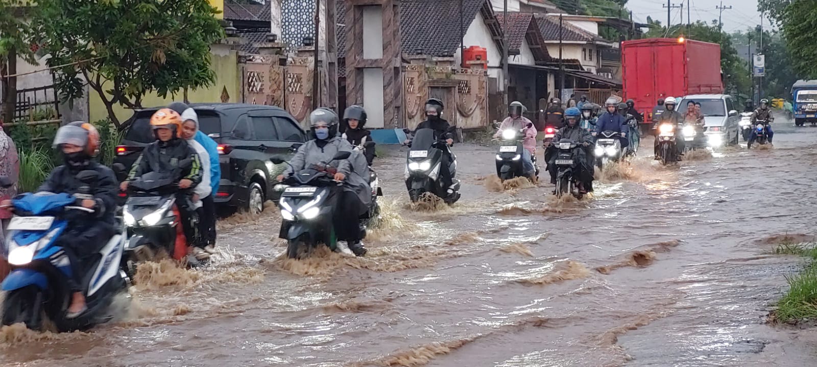BANJIR MUSIMAN: Banjir didua titik dijalan Nasional jurusan Jember - Surabaya Dusun Krajan, Desa Langkap, Kecamatan Bangsalsari itu banjir musim kala hujan tufun cukup deras