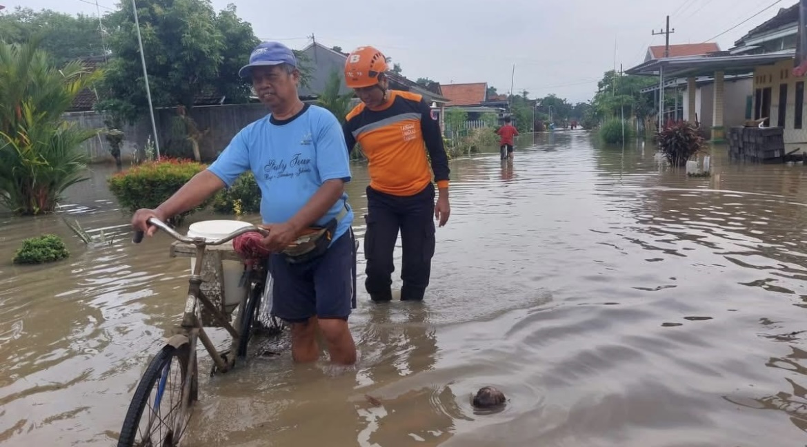 BANJIR: Penampakan bencana banjir yang terjadi di Kecamatan Rowokangkung, beberapa waktu lalu.(ADE APRYANIS/RAME)