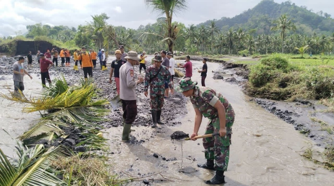 DARURAT: Warga setempat membuat penahan air darurat agar ketika terjadi banjir susulan air tak sampai meluber ke makam.(ISTIMEWA)
