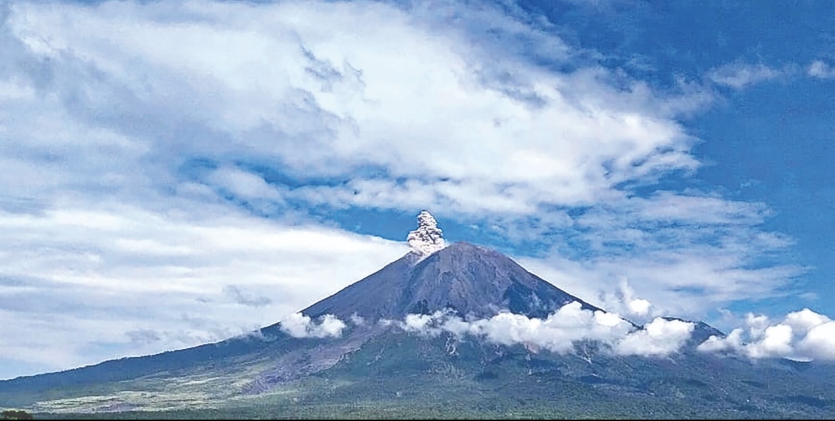 MEGAH : Kemegahan Gunung Semeru terus mengeluarkan erupsi dan lava pijar.(PETUGAS PPGA FOR RAME)