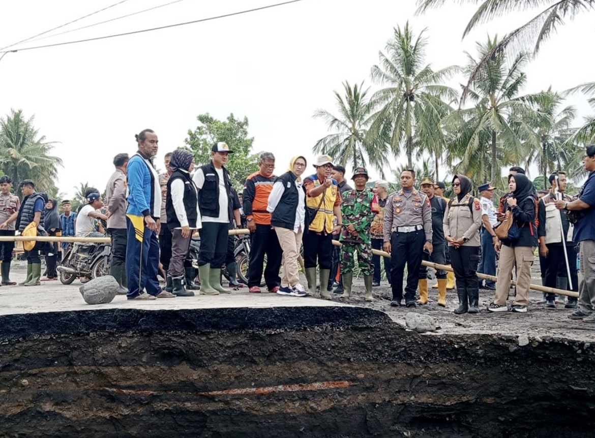 TINJAU: Bupati Lumajang Indah Amperawati bersama Wakil Bupati Lumajang Yudha Adji Kusuma saat meninjau lokasi tanggul jebol.(ATIEQSON MAR IQBAL/RAME)