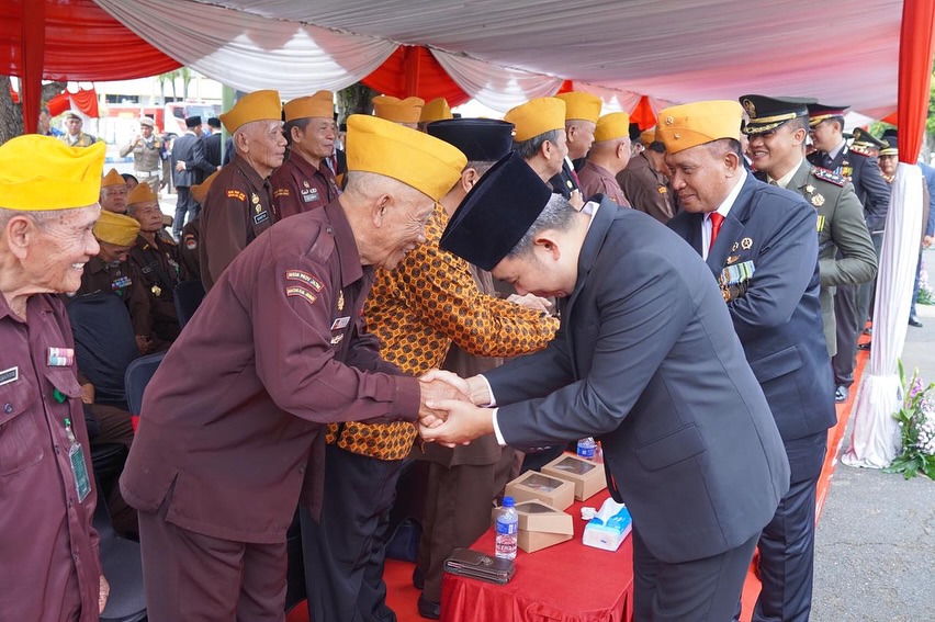 KHIDMAT: Bupati Jember Muhammad Fawait di sela-sela upacara Peringatan Hari Pahlawan di Alun-Alun Jember, Senin (10/11).