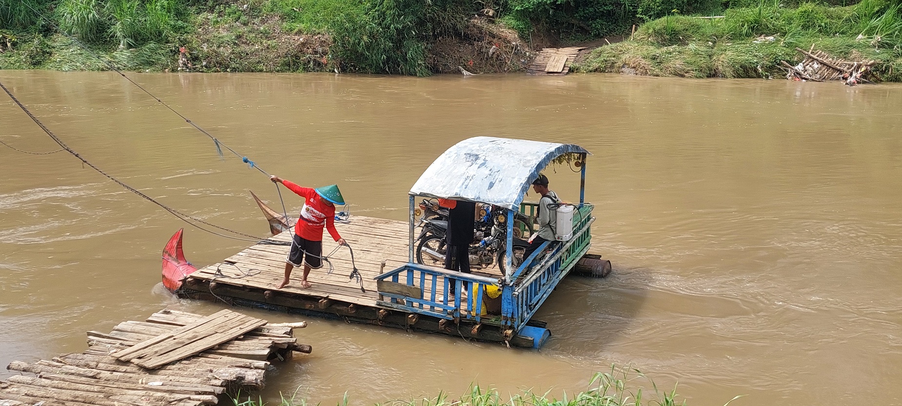 HANCUR LAGI: Jembatan penyeberangan yang biasa dilalui petani sebelum rusak. Sejak Minggu (9/11) jembatan kayu hilang lagi karena Kali Mayang banjir.
