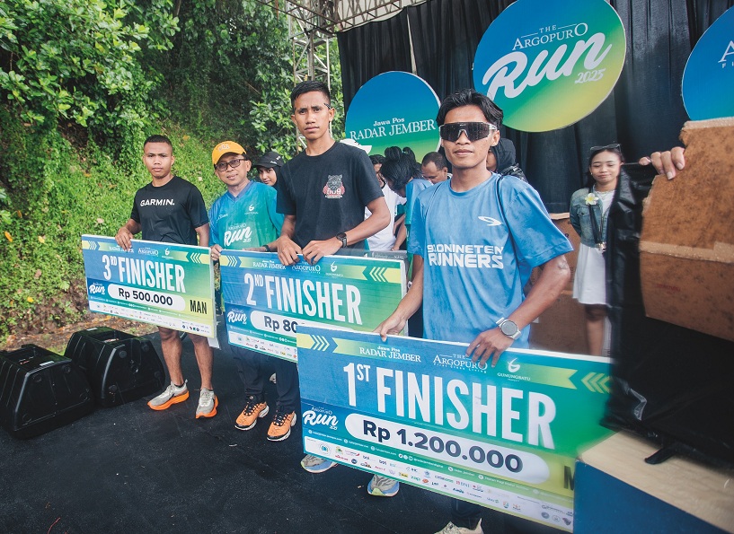 Penyerahaan hadiah 3 finisher tercepat dalam The Argopuro Run 2025 oleh Direktur Jawa Pos Radar Jember Abdul Choliq Baya, Minggu (9/11/2025).