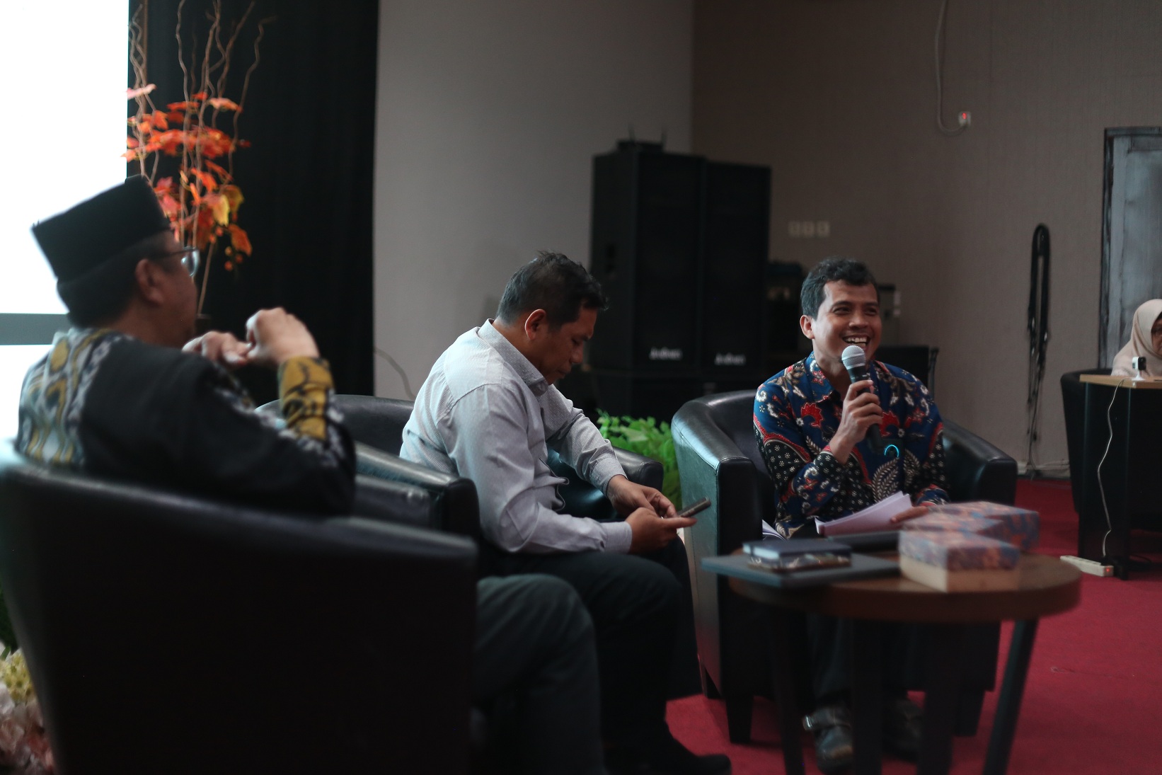 DISKUSI: Ketua Perpenca Jember Moh Zaenuri Rofii sedang menyampaikan materi tentang permasalahan yang dihadapi kelompok disabilitas pada acara Kick-off BEN dan CBR beberapa waktu lalu.