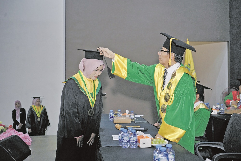 SUKSES: Rektor Universitas Islam KH Achmad Muzakki Syah (Unikhams) Jember Dr. H. Asmad Hanisy, S.Pd.I., M.M. melangsungkan prosesi wisuda, Sabtu (08/11).