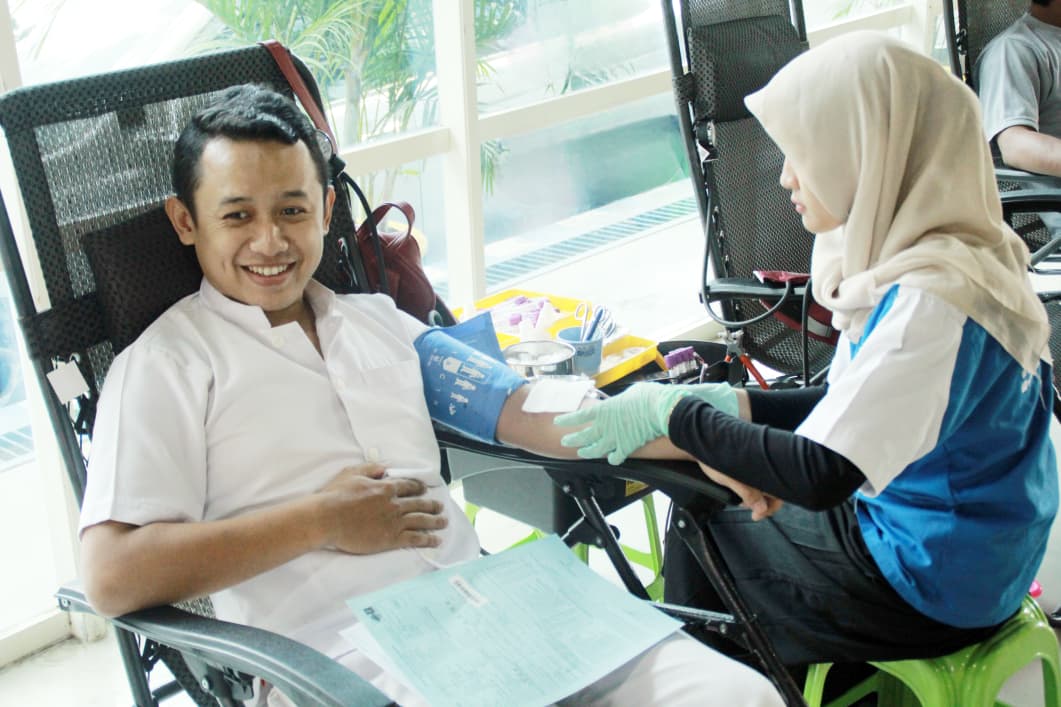 RUTIN DUA BULAN SEKALI: Salah satu anggota Club Donor Darah yang juga karyawan RSBS rutin melakukan donor darah.