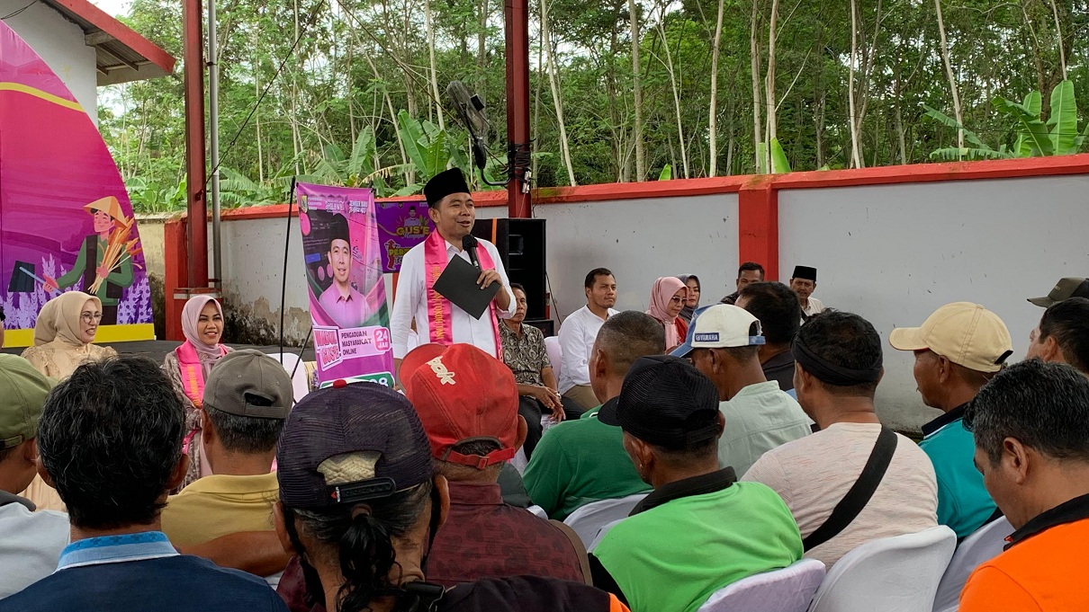 SAPA PETANI: Bupati Jember Muhammad Fawait menyapa kelompok tani se-Kecamatan Jombang, dalam rangkaian Guse Menyapa, di Balai Desa Keting, Jombang, Jember (9/11).