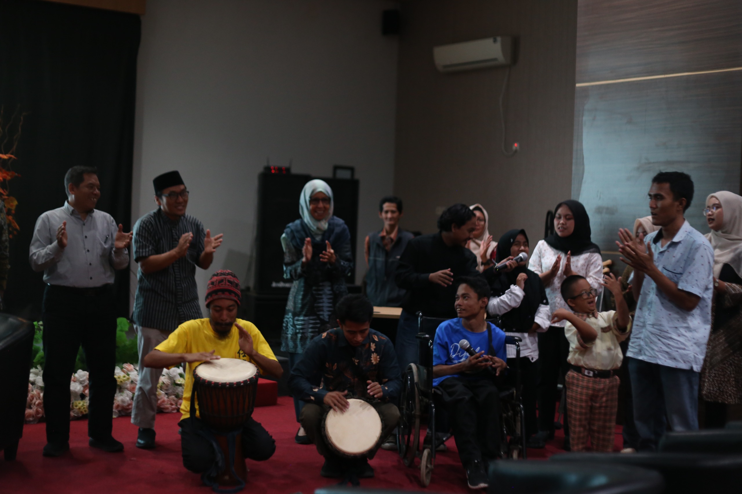 NANYI BERSAMA: Peserta Acara Kick Off BEN dan CBR bernyanyi dan bergembira bersama menandai dimulainya upaya penghapusan diskriminasi terhadap penyandang disabilitas (Foto: Yulio FA/RJ)