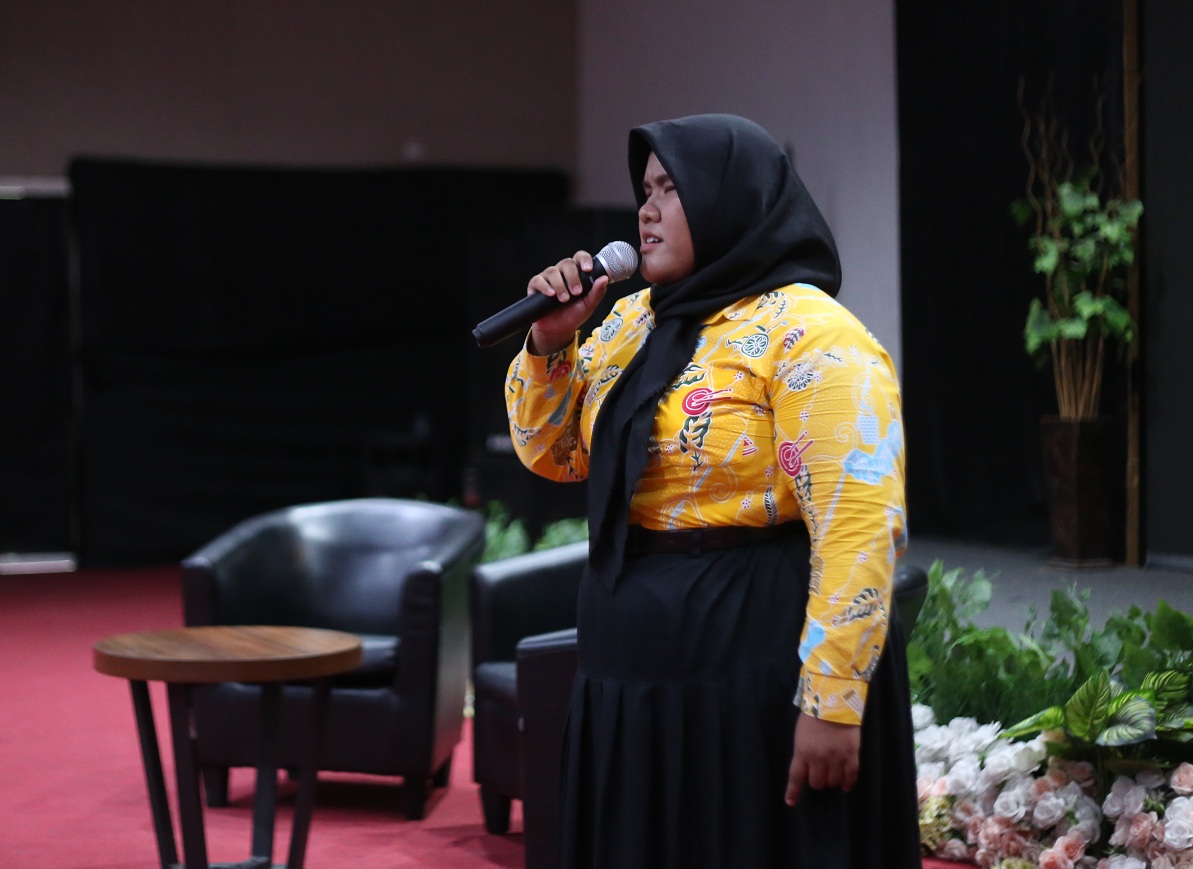 MEMUKAU: Siswi kelas netra di SLBN Branjangan Rika Yuniarsari menyanyikan lagu dalam acara Kick-Off BEN dan CBR, di aula RRI Jember, beberapa waktu lalu.