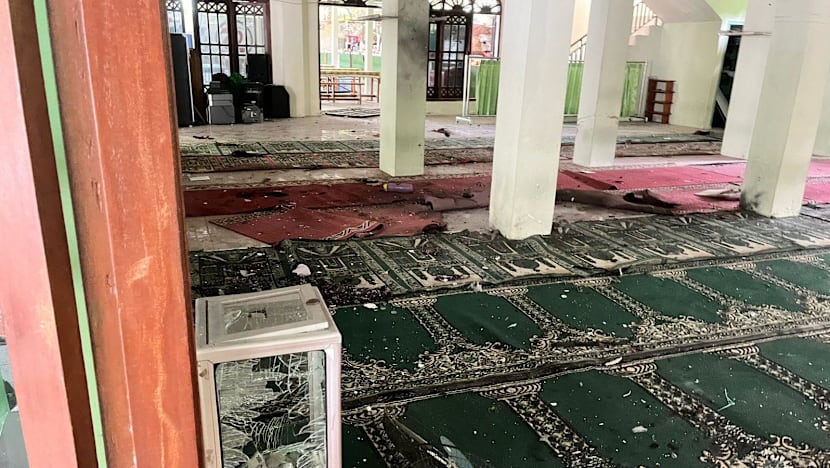 Diduga masjid menjadi salah satu dari 5 titik bom, begini kondisi masjid SMAN 72 Jakarta setelah ledakan. (CNA.id)