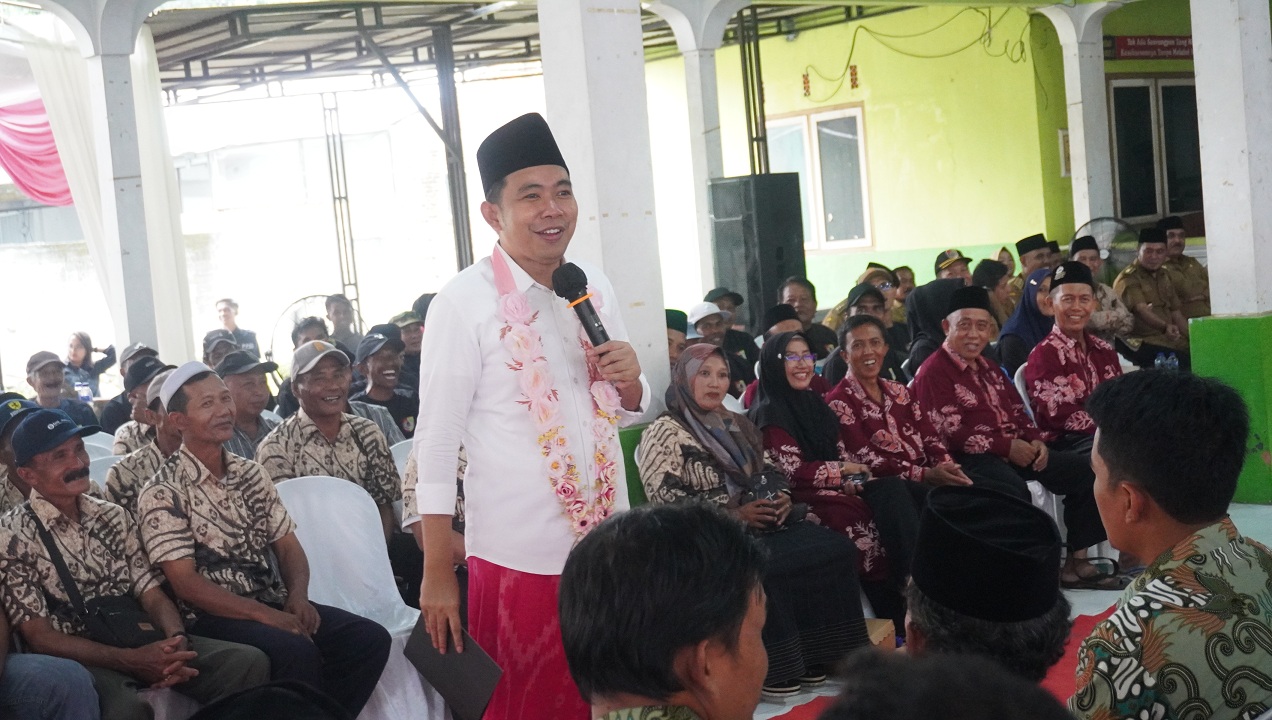 SILATURAHMI: Bupati Fawait saat bertemu dengan para ketua RT dan Ketua RW di Balai Desa Sukosari, Kecamatan Sukowono, Jember, saat rangkaian Guse Menyapa Sukowono, Senin (10/11).