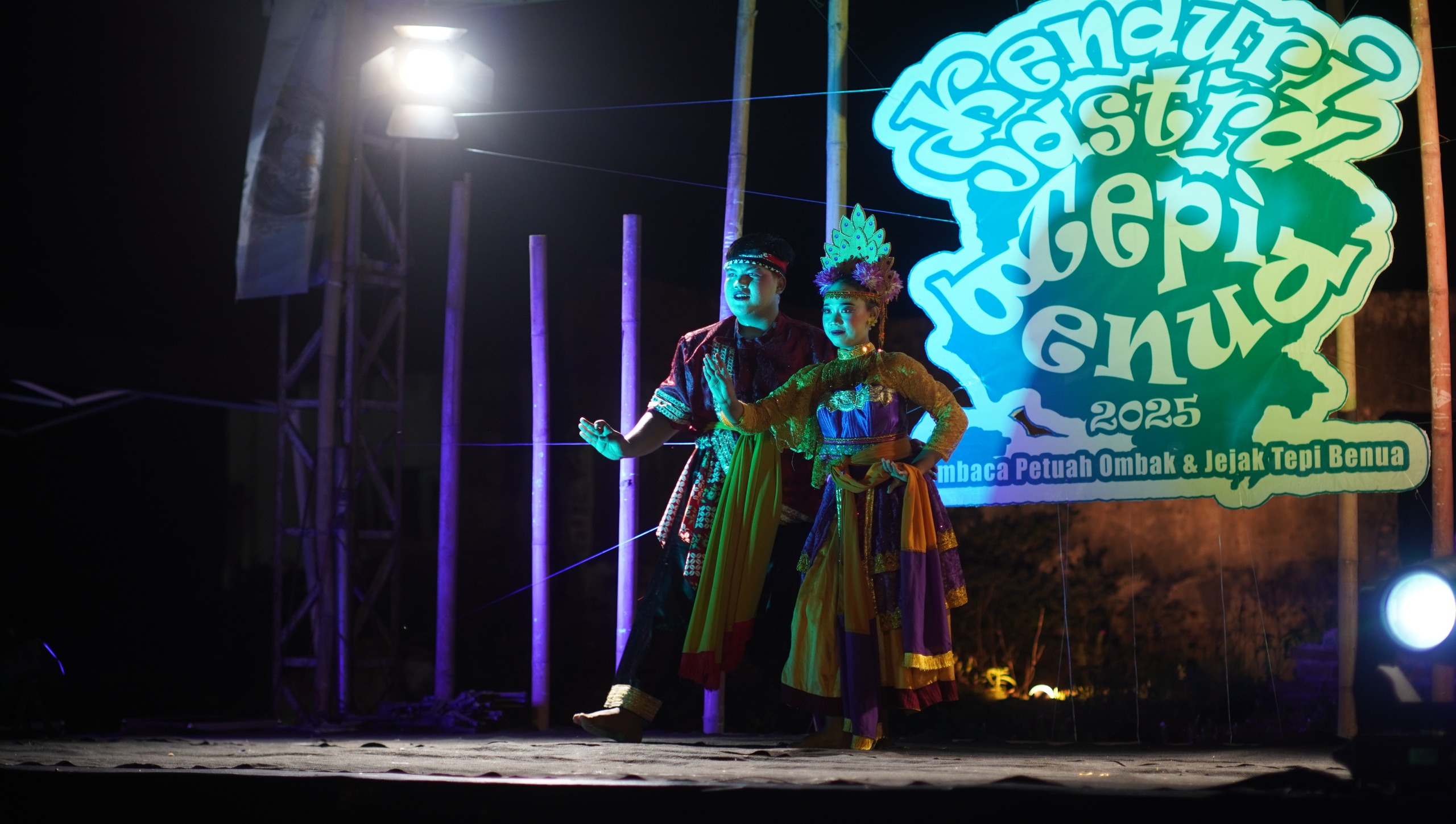 LESTARIKAN BUDAYA:&nbsp; Penampilan penari dari Sanggar Seni SMKS Puger pada acara kenduri sastra tepi benua di pesisir pantai payangan beberapa waktu lalu.