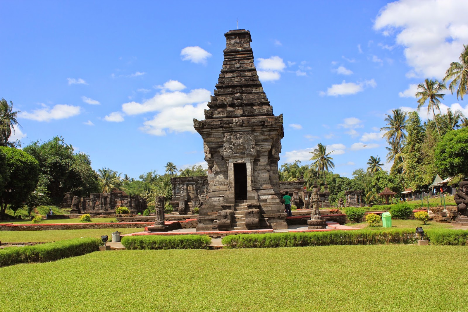 7 perjalanan masa lalu yang dapat menambah wawasan sambil berlibur. Simak apa saja wisata candi sejarah di Jawa Timur ini. (Pemerintah Kabupaten Blitar)