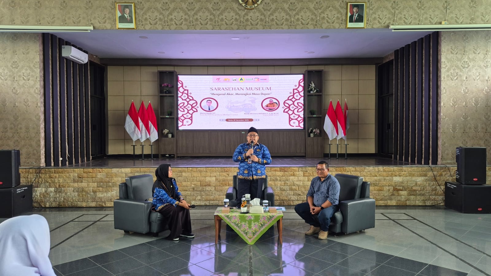 MENGENANG SEJARAH: Dua narasumber Sarasehan Museum pada Festival Tani Kuno menyampaikan perjalanan dunia pertanian dari tradisional menuju modern di SMKN 5 Jember.
