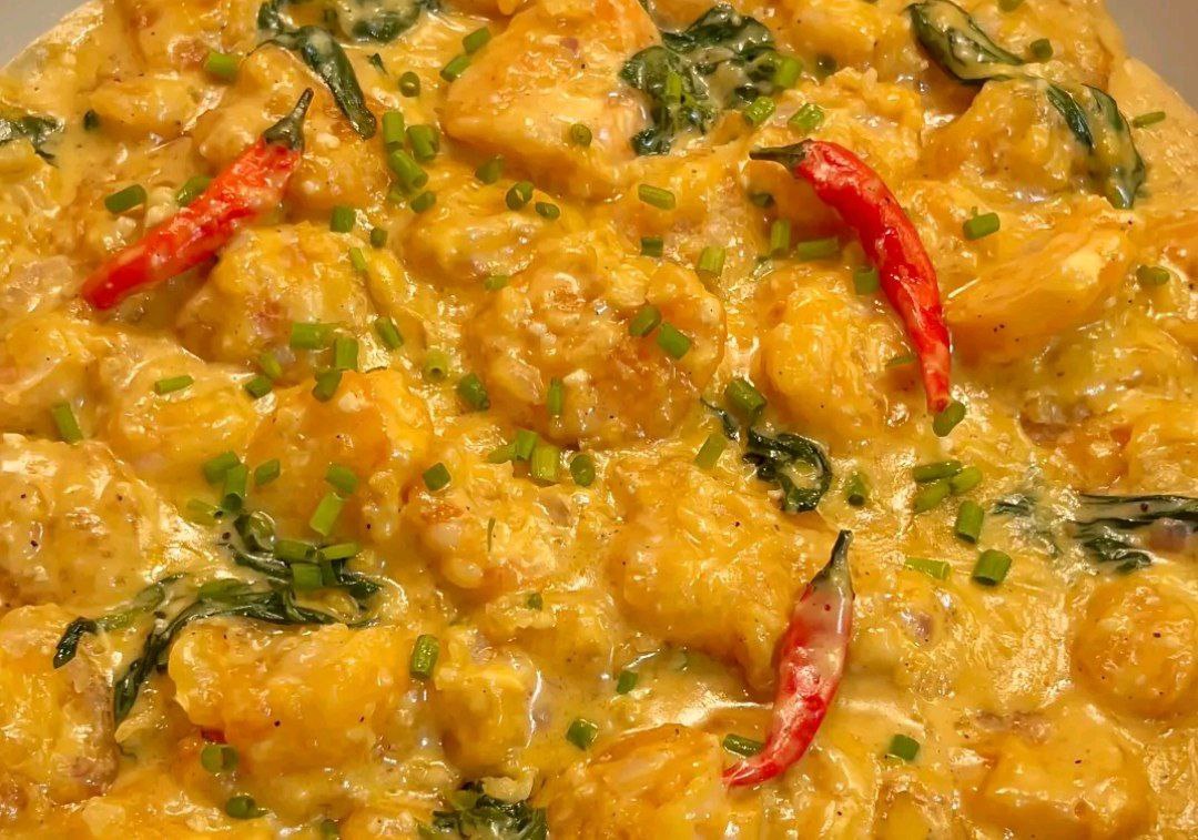 Resep udang salted egg, bukti kalau telur asin juga bisa jadi hidangan mewah dan modern. (Tiktok @recipesbyjas)