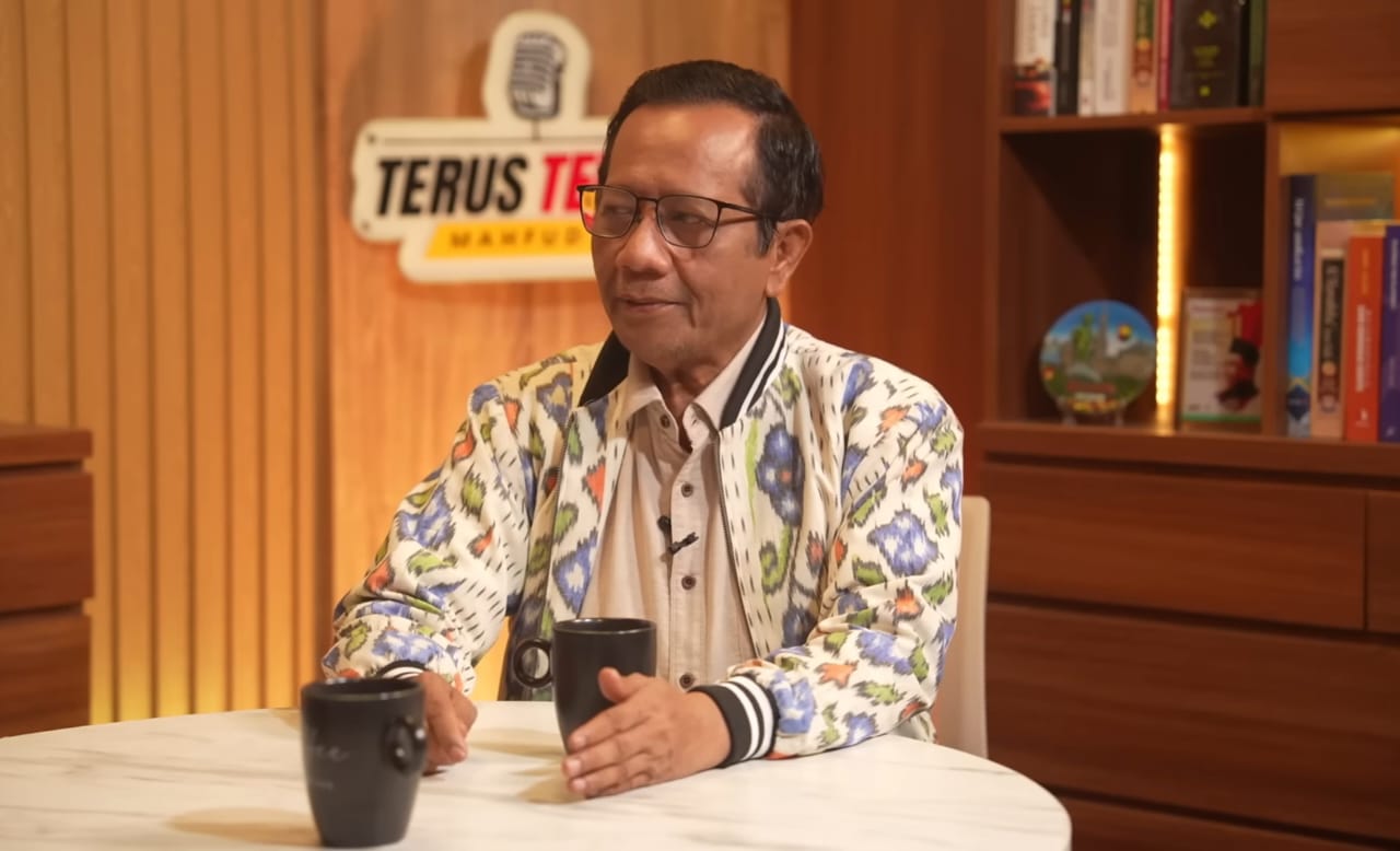 Mahfud MD menyebut kasus dugaan pencemaran nama baik yang menyeret Roy Suryo tak bisa diputus tanpa pembuktian ijazah Joko Widodo. (Tangkapan layar YouTube Mahfud MD)