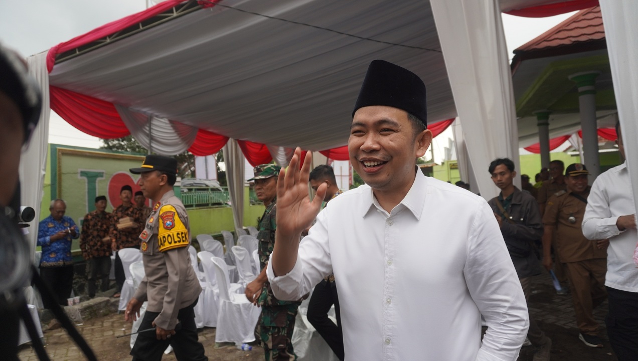 "Dengan perjuangan yang luar biasa itu, sudah seharusnya negara, termasuk Pemkab Jember, memperhatikan pesantren. Termasuk para santrinya." MUHAMMAD FAWAIT, Bupati Jember.