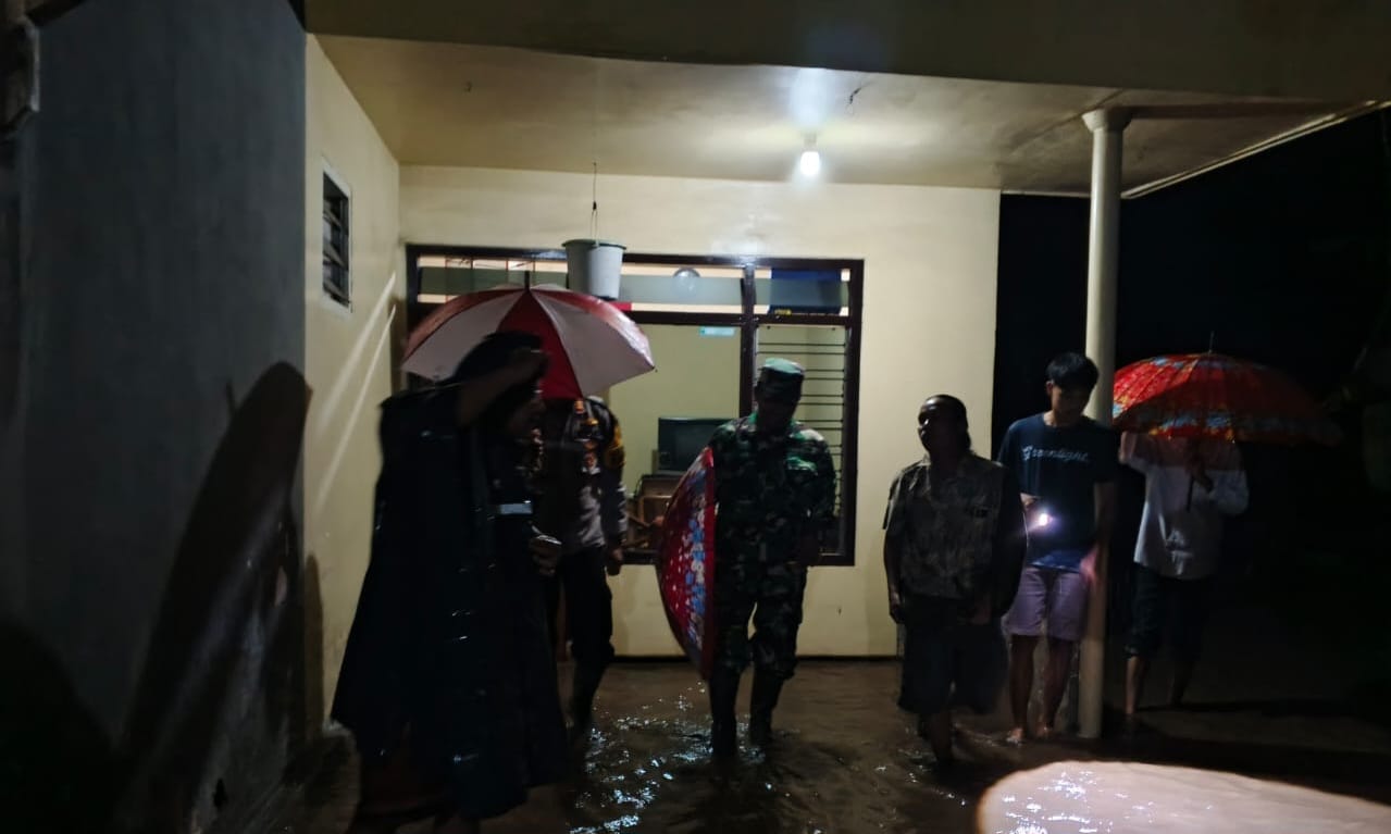 BANJIR: Air Sungai Petung di Dusun Pertelon, Desa Pakis, Kecamatan Panti, meluap hingga menggenangi teras rumah warga, pukul 18.00, Senin (10/11).